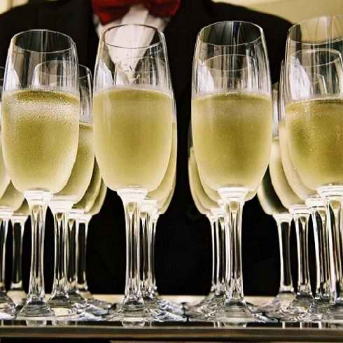 Concept de restauration à Genève - Ou fêter son anniversaire au restaurant a Genève avec du champagne