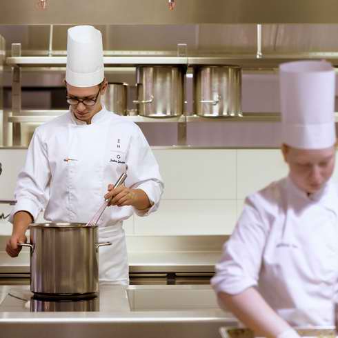 Les métiers de la restauration sont liès a des activités consistant à fournir un service de restauration dans un restaurant, un traiteur